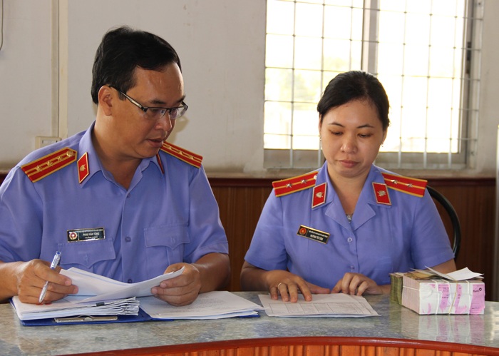 7 người bị bắt oan được bồi thường gần 500 triệu đồng - 2 Các kiểm sát viên đang làm thủ tục trả tiền bồi thường cho người bị oan