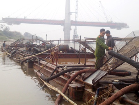 Công an TP Hà Nội bắt một vụ
cát tặc trên sông Hồng, đoạn gần cầu Nhật Tân - Ảnh: ANTĐ