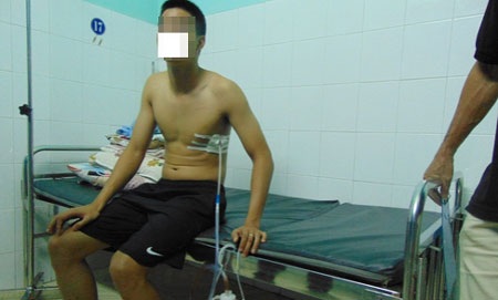 Nạn nhân P. được đưa đi cấp cứu
tại bệnh viện Lê Lợi