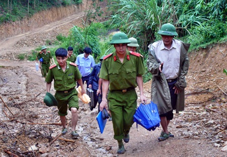 Tham gia tổ khám nghiệm hiện
trường.