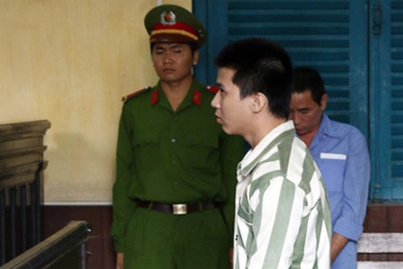 Tranh nhau chỗ ngủ, chém bạn tù suýt chết - 1 Bị cáo Thái tại phiên xử hôm nay.