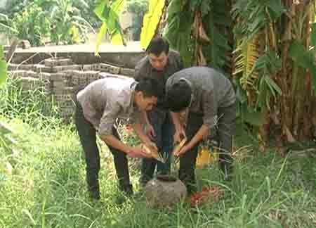 Ma túy hạ thổ thủ đoạn che giấu của bà trùm ma túy thành Nam - 3 Cơ quan điều tra đang thu hồi
tang vật.