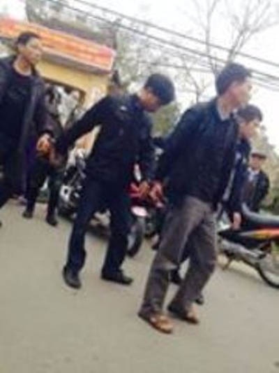 Bắt trưởng Công an xã chơi xóc đĩa tại đình làng - 1 Những người chơi xóc đĩa ở xã
Đoàn Lập bị lực lượng công an huyện Tiên Lãng bắt quả tang - Ảnh CTV