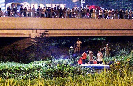 Cướp cùng đường nhảy xuống kênh - 1 Cướp cùng đường nhảy xuống kênh