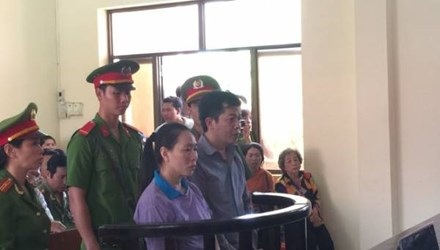 Cựu thiếu tá công an “thụt két” dính 17 năm tù - 1 Hai bị cáo Phạm Văn Mạnh và Trịnh Thị Ngọc Nhung tại phiên tòa.