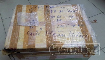 Đối tượng rạch đáy thùng để
rút lõi 42 chiếc điện thoại của khách hàng