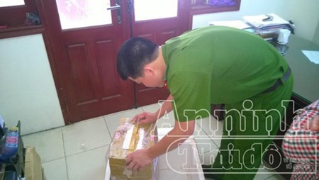 Thùng hàng điện thoại bị
đánh tráo bằng 7 viên gạch