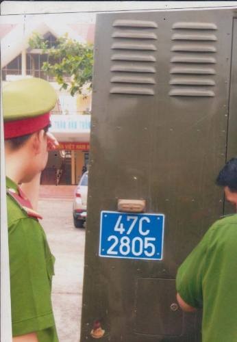 Công an áp giải học sinh lớp 12 tại trường - 1 <span style=font-size:
12.0pt;line-height:115%>