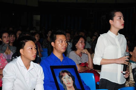 Gia đình đem di ảnh của
bà Lý để nghe xét xử.