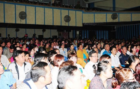 20 năm tù cho kẻ giết người tình, dựng hiện trường giả - 3 Gia đình đem di ảnh của
bà Lý để nghe xét xử.