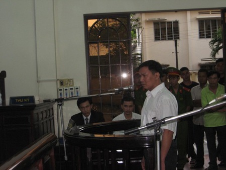 Bị cáo Vinh trong phiên tòa bị hoãn để điều tra lại
vụ án