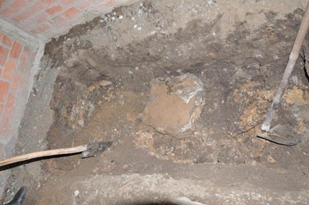 Hiện
trường nơi chôn xác nạn nhân và sợi dây chuyền.