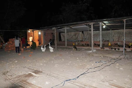 Hiện
trường nơi chôn xác nạn nhân và sợi dây chuyền.