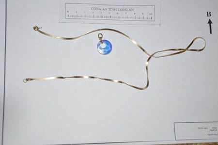 Hiện
trường nơi chôn xác nạn nhân và sợi dây chuyền.