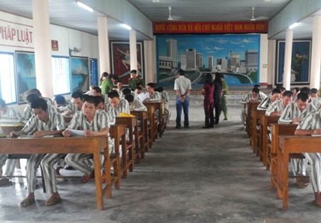 Những "cặp đôi hoàn hảo" trong trại giam - 2 Các cán bộ, bác sĩ của trại
giam luôn hết lòng với phạm nhân.
