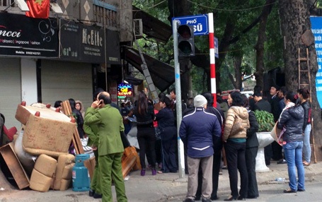 Hà Nội: Bị cưỡng chế nhà, ôm “bom xăng” cố thủ - 3 Hà Nội: Bị cưỡng chế nhà, ôm “bom xăng” cố thủ