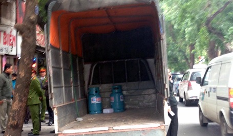 Hà Nội: Bị cưỡng chế nhà, ôm “bom xăng” cố thủ - 4 Hà Nội: Bị cưỡng chế nhà, ôm “bom xăng” cố thủ