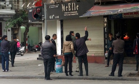 Hà Nội: Bị cưỡng chế nhà, ôm “bom xăng” cố thủ - 5 Hà Nội: Bị cưỡng chế nhà, ôm “bom xăng” cố thủ