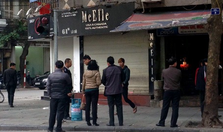 Hà Nội: Bị cưỡng chế nhà, ôm “bom xăng” cố thủ - 6 Hà Nội: Bị cưỡng chế nhà, ôm “bom xăng” cố thủ