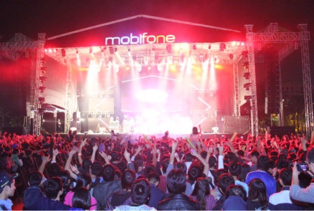 RockStorm7 chính thức “bùng nổ” tại Hải Phòng - 4 Toàn cảnh sân khấu RockStorm7 tại Hải Phòng