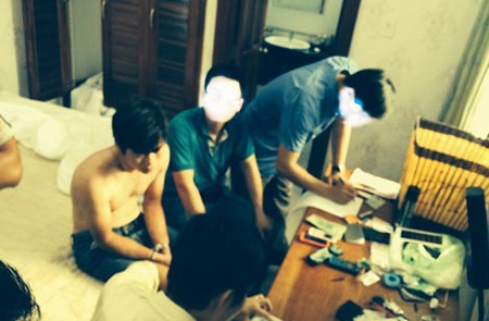 Các trinh sát tiến hành làm thủ tục sau khi bắt Nhật “khùng”.