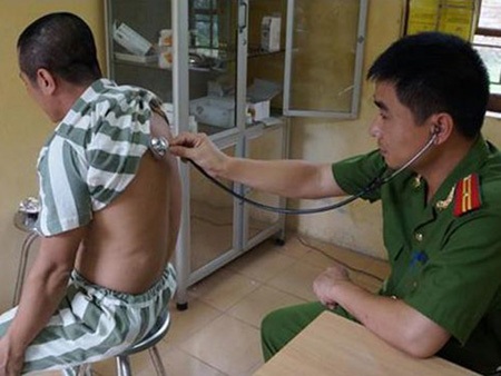 Những lá thư xin lỗi gửi từ trại giam - 2 Kiểm
tra sức khỏe cho phạm nhân tại trại tạm giam số 2