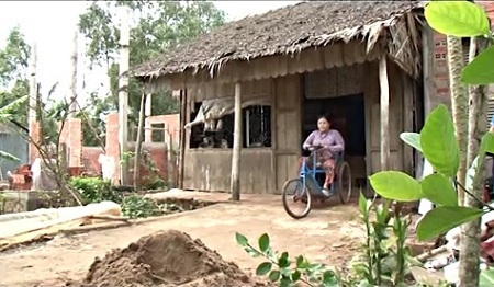 Người mẹ tật nguyền dựa vào xe lăn nuôi con khôn lớn - 2 Hoàn cảnh của Linh vô cùng khó khăn.