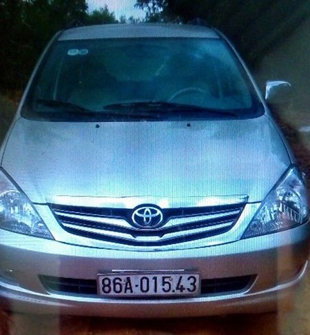 Bắt hai thanh niên giật thùng tiền mừng cưới - 1 Xe Inova bọn cướp sử dụng để đi cướp. Ảnh: PHƯƠNG NAM