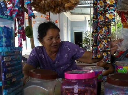 Bắt hai thanh niên giật thùng tiền mừng cưới - 2 Bà Kỳ buồn bã kể lại vụ cướp thùng tiền mừng cưới táo tợn. Ảnh:
PHƯƠNG NAM