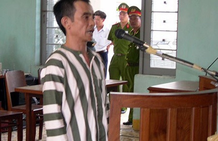 Sếp điều tra trần tình vụ Huỳnh Văn Nén - 1 Ông
Huỳnh Văn Nén tại phiên tòa ngày 31-8-2000. Ảnh: PHƯƠNG NAM