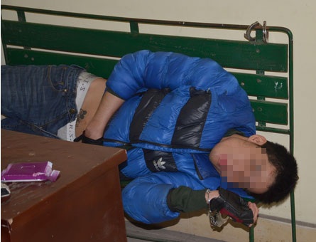 Bố ngáo đá bế con nhỏ lên trụ sở công an phường “đòi vợ” - 2 Đến 10 h sáng nay, sau một ngày quậy phá đối tượng vẫn chưa tỉnh táo tại trụ sở công an phường