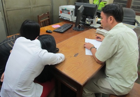 Hai người đẹp bị bắt quả tang bán dâm.