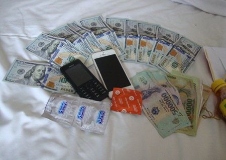 Hai người đẹp bị bắt quả tang bán dâm.