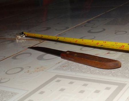 Con dao tang vật tại hiện trường.
Ảnh: Minh Tín