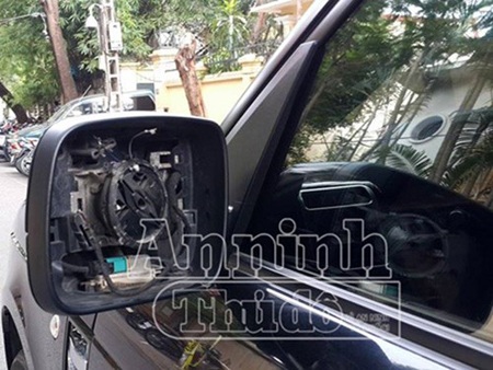 Hà Nội: Xe Range Rover hơn 6 tỷ đồng 3 lần bị bóc trộm gương - 2 Mặt gương xe bị đối tượng
tay không bóc trong vòng 1 phút