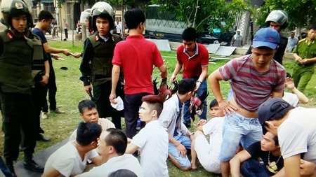 Bắt một số chủ doanh nghiệp tham gia sới gà - 1 Các đối tượng bị bắt tại sới gà