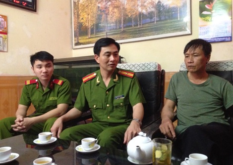 Chuyện người lính hình sự lấy chữ “tâm” cảm hóa tội phạm - 1 Trung tá Nguyễn Đức Dũng (người
ngồi giữa).