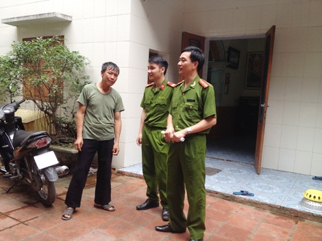 Chuyện người lính hình sự lấy chữ “tâm” cảm hóa tội phạm - 2 Trung tá Dũng trong một lần xuống
gặp gỡ gia đình đối tượng gây án để vận động ra đầu thú.
