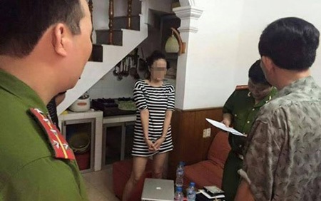 Bắt khẩn cấp đối tượng thứ 2 của “Tập đoàn thánh bóc” - 1 Hình ảnh lan truyền trên mạng
xác định là thời điểm Trần Thị Hương Giang bị bắt giữ tại nhà riêng