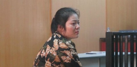 Bi hài vụ giáo sư kinh tế và khoản “tình phí” 18 tỉ - 1 Bị cáo luôn hướng mắt về “bị hại” và tỏ
vẻ trìu mến gọi “anh Phượng”