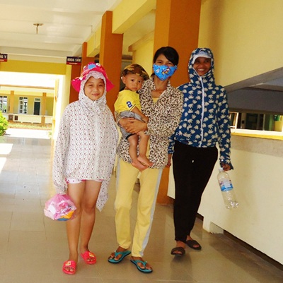 Bé Nhi (ngoài cùng bên trái) đã xuất viện, được
đưa về quê ngoại