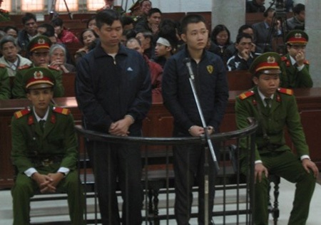 Sau vợ, đến lượt bác sỹ vứt xác phi tang Nguyễn Mạnh Tường kháng cáo kêu oan - 1 Nguyễn Mạnh Tường cùng đồng phạm
tại phiên tòa sơ thẩm