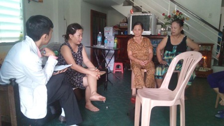 Vào tận nhà đâm vật nhọn vào “vùng kín” nữ sinh - 1 Bà
Ph. - mẹ nạn nhân L. (bìa trái) đang trao đổi với phóng viên. (Ảnh: Quang
Thành)
