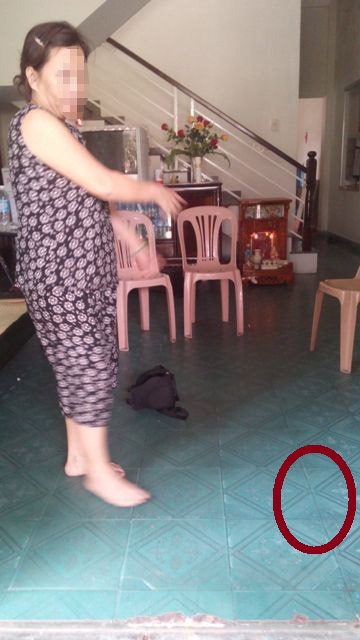 Vào tận nhà đâm vật nhọn vào “vùng kín” nữ sinh - 2 Bà
Ph. - mẹ nạn nhân L. (bìa trái) đang trao đổi với phóng viên. (Ảnh: Quang
Thành)