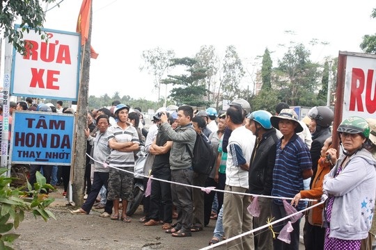 Bị bạo hành nhiều năm, vợ công an giết chồng - 1 Người dân đến xem hiện trường vụ
ông Tâm bị vợ sát hại Ảnh: Hoài Sa