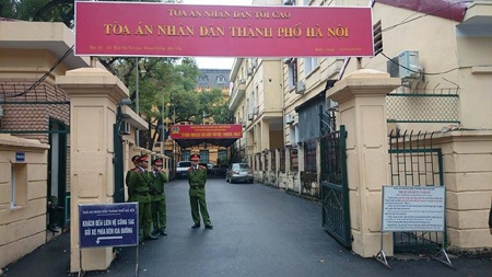 Lúc Tường ném chị Huyền xuống sông, vợ Tường co rúm người trên xe - 12 An ninh đã được thắt chặt ngay từ sáng sớm
