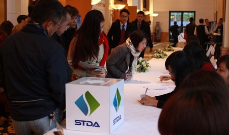 Khách hàng đến chật hội trường mở bán từ 8h00 sáng bất kể thời tiết mưa lạnh