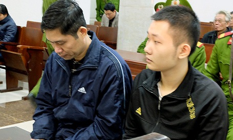 Bị cáo Tường và Khánh tại phiên xử sáng ngày 5/12