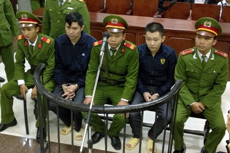 Lúc Tường ném chị Huyền xuống sông, vợ Tường co rúm người trên xe - 4 9h40,
