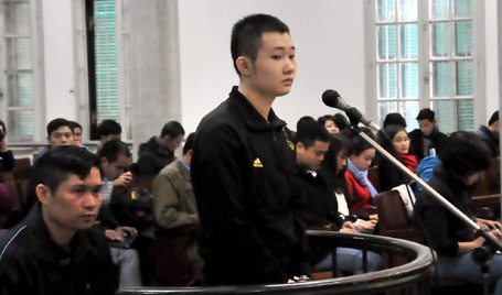 Bị cáo Khánh trả lời thẩm vấn của luật sư